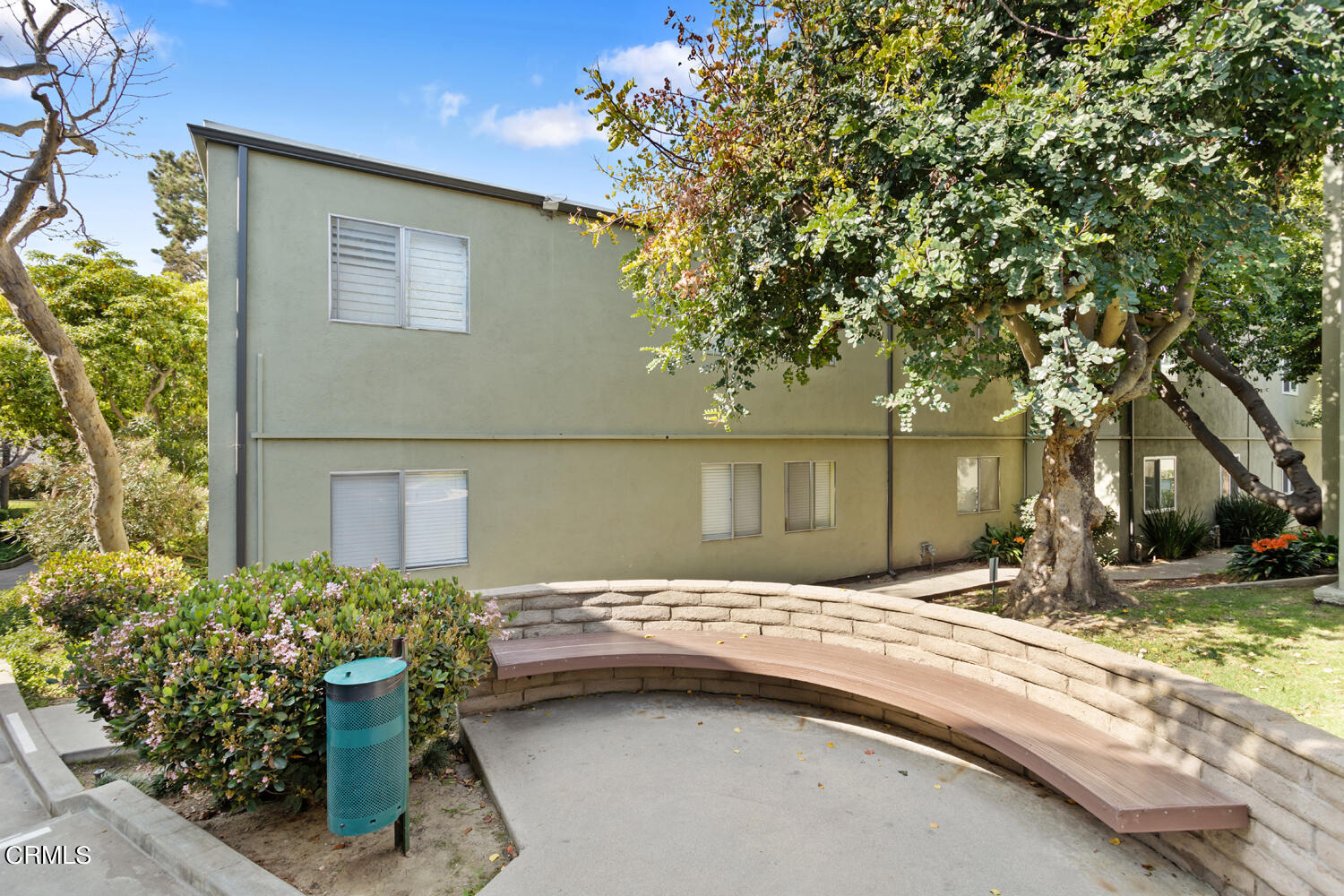 4828 Hollow Corner Road, Unit 293 Culver City, CA 90230 - Photo 21 of 24 a backyard of a house with table and chairs