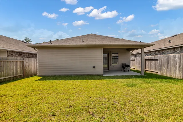 a view of a house with a backyard