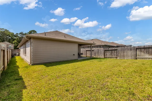 a view of an house with backyard area and swimming pool