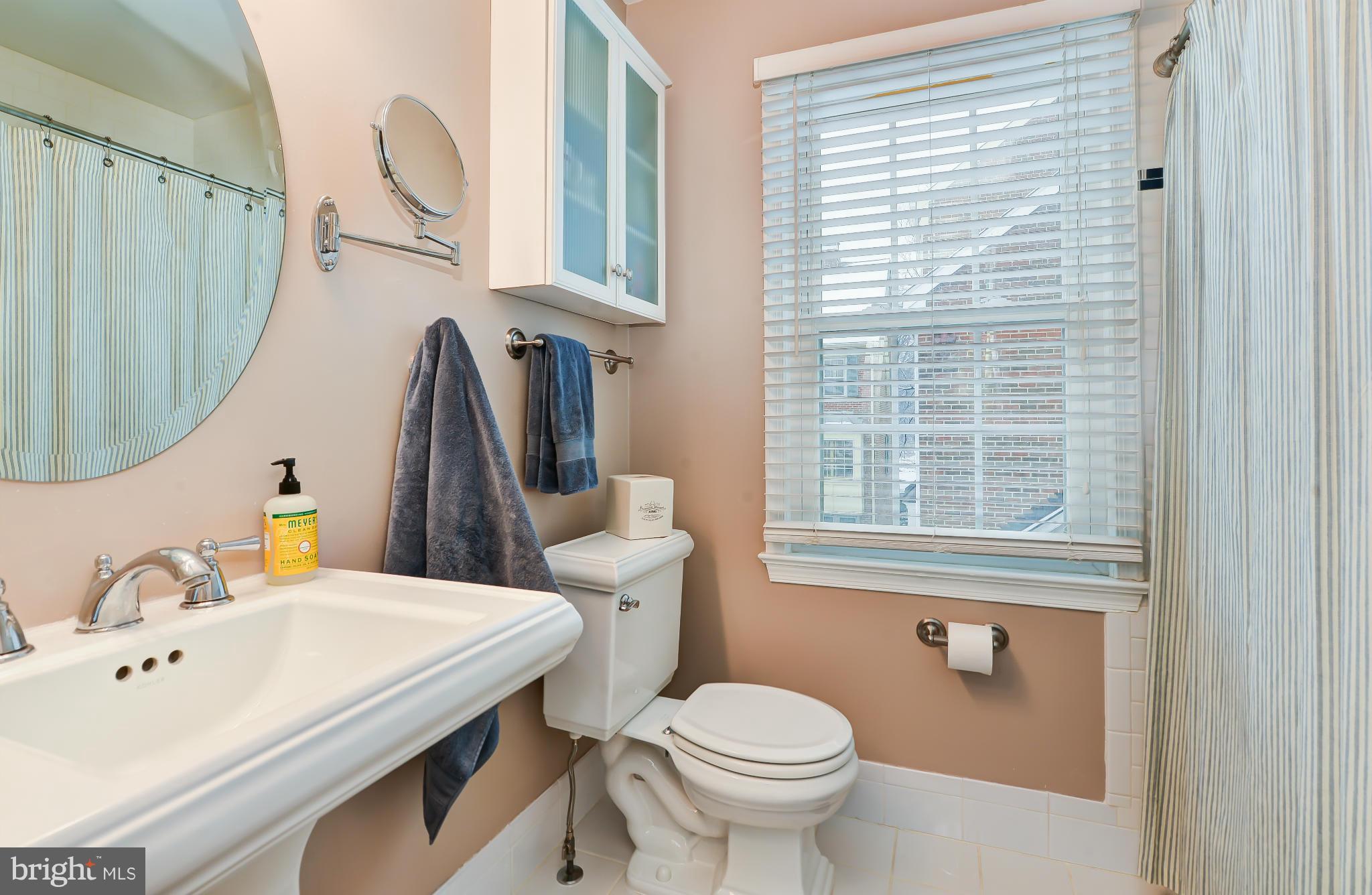 1115 Portner Road Alexandria, VA 22314 - Photo 17 of 30 Bath
