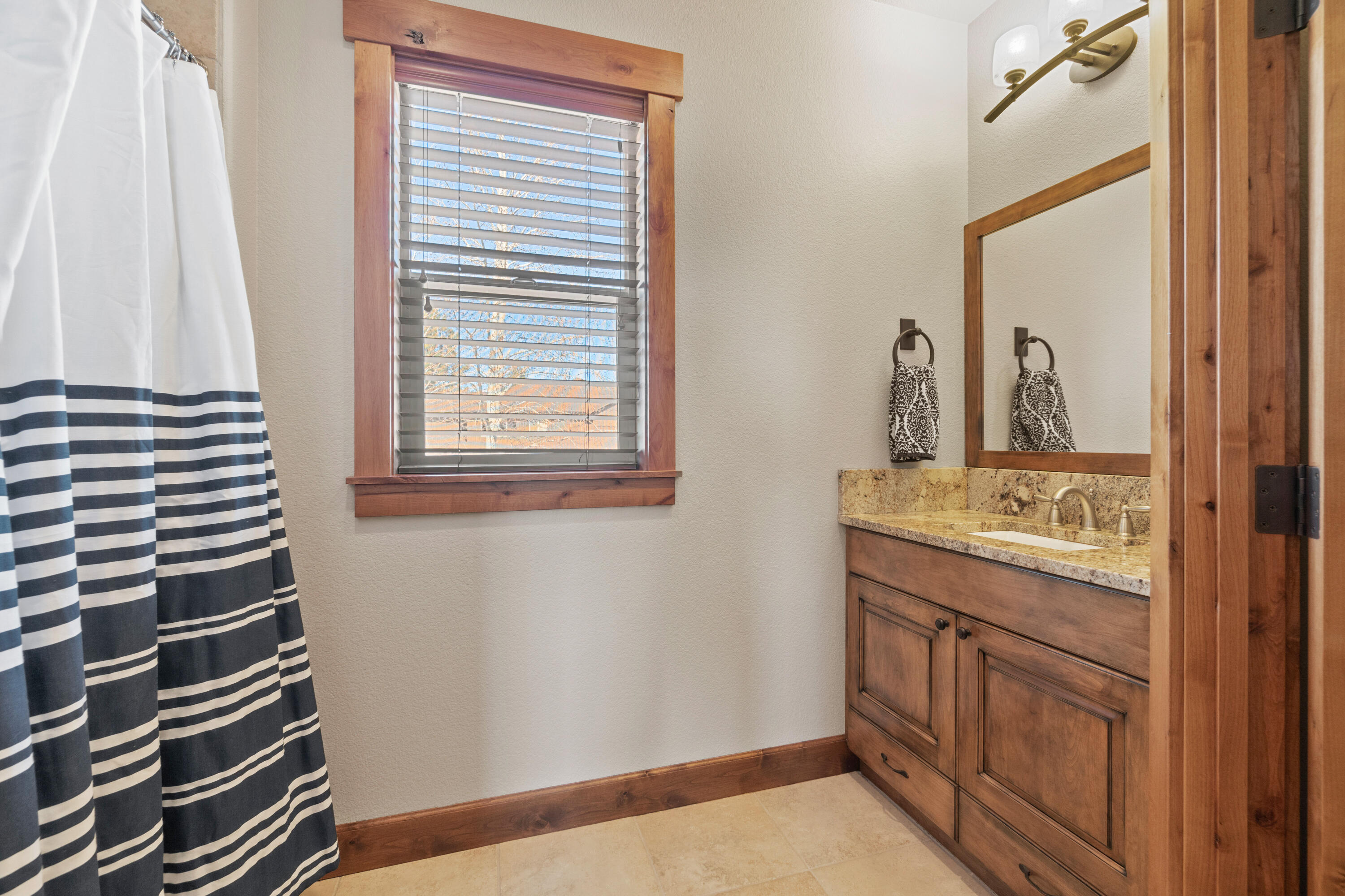 60430 Snap Shot Loop Bend, OR 97702 - Photo 31 of 54 60430 Snap Shot Lp_GuestSuite2-Bath2