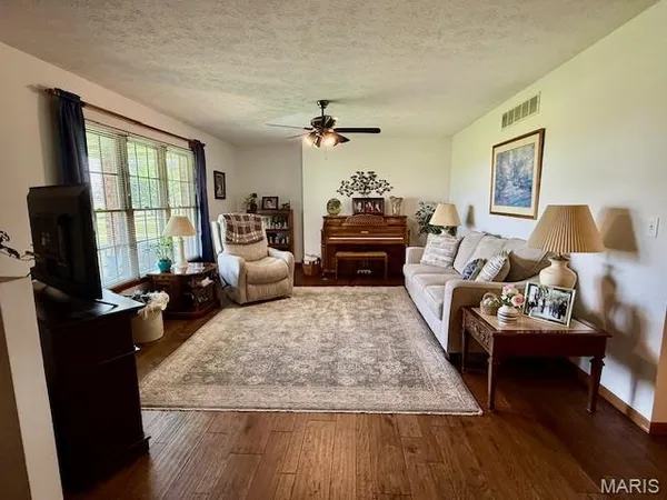 $415,000 | 10520 Vonder Haar Lane, Breese, IL 62230