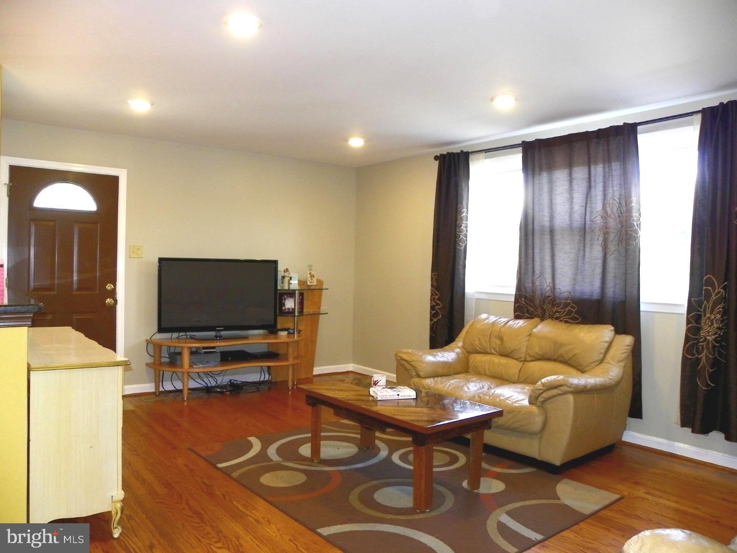 15146 Carter Road Philadelphia, PA 19116 - Photo 3 of 24 Gallery Image 3