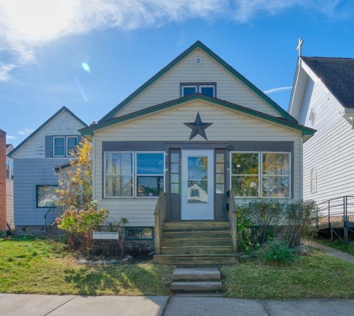 25 3rd Street Southwest Chisholm, MN 55719 - Photo 1 of 44 Bungalow-style house with a front lawn