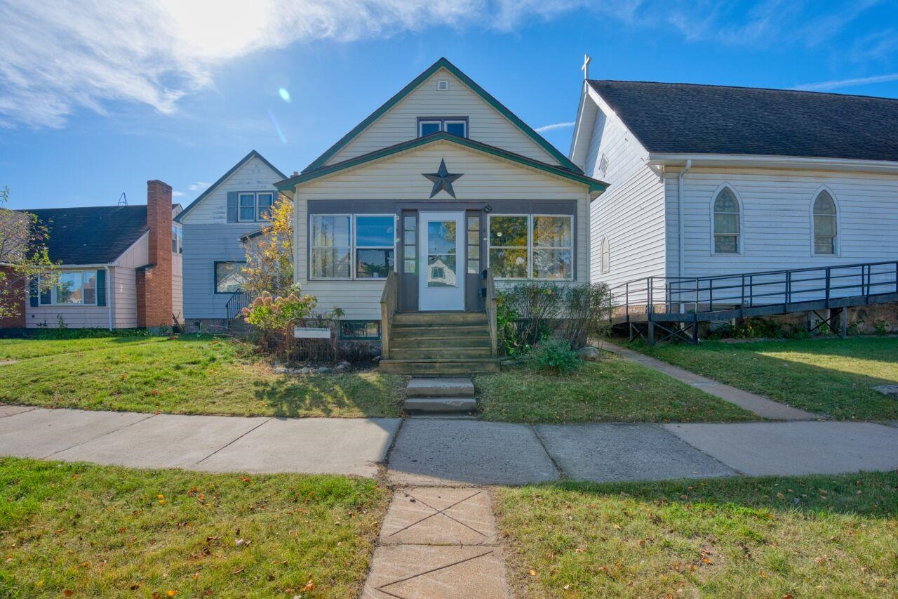 25 3rd Street Southwest Chisholm, MN 55719 - Photo 27 of 44 Bungalow-style house with a front lawn