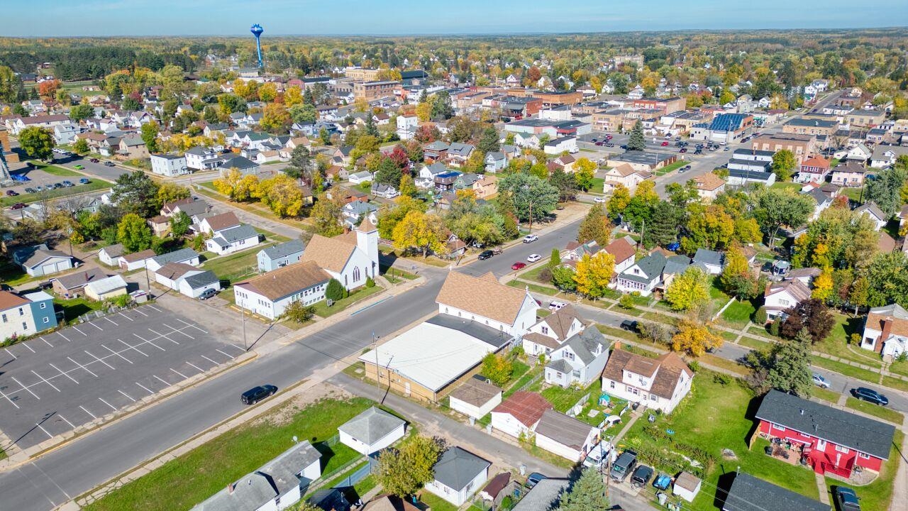 25 3rd Street Southwest Chisholm, MN 55719 - Photo 34 of 44 Aerial view of property and surrounding area with nearby suburban area