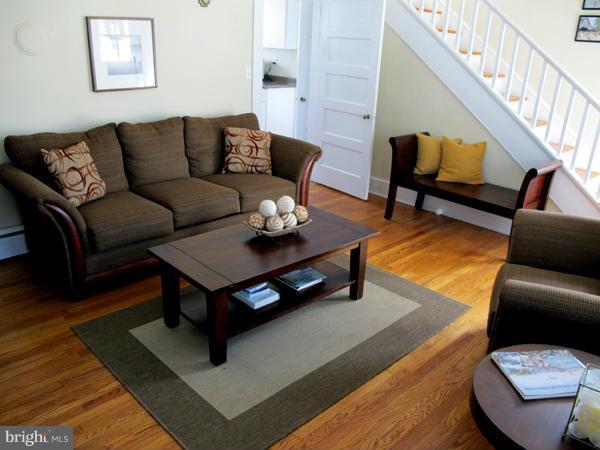 300 Lafayette Street Colonial Beach, VA 22443 - Photo 11 of 30 Living Room