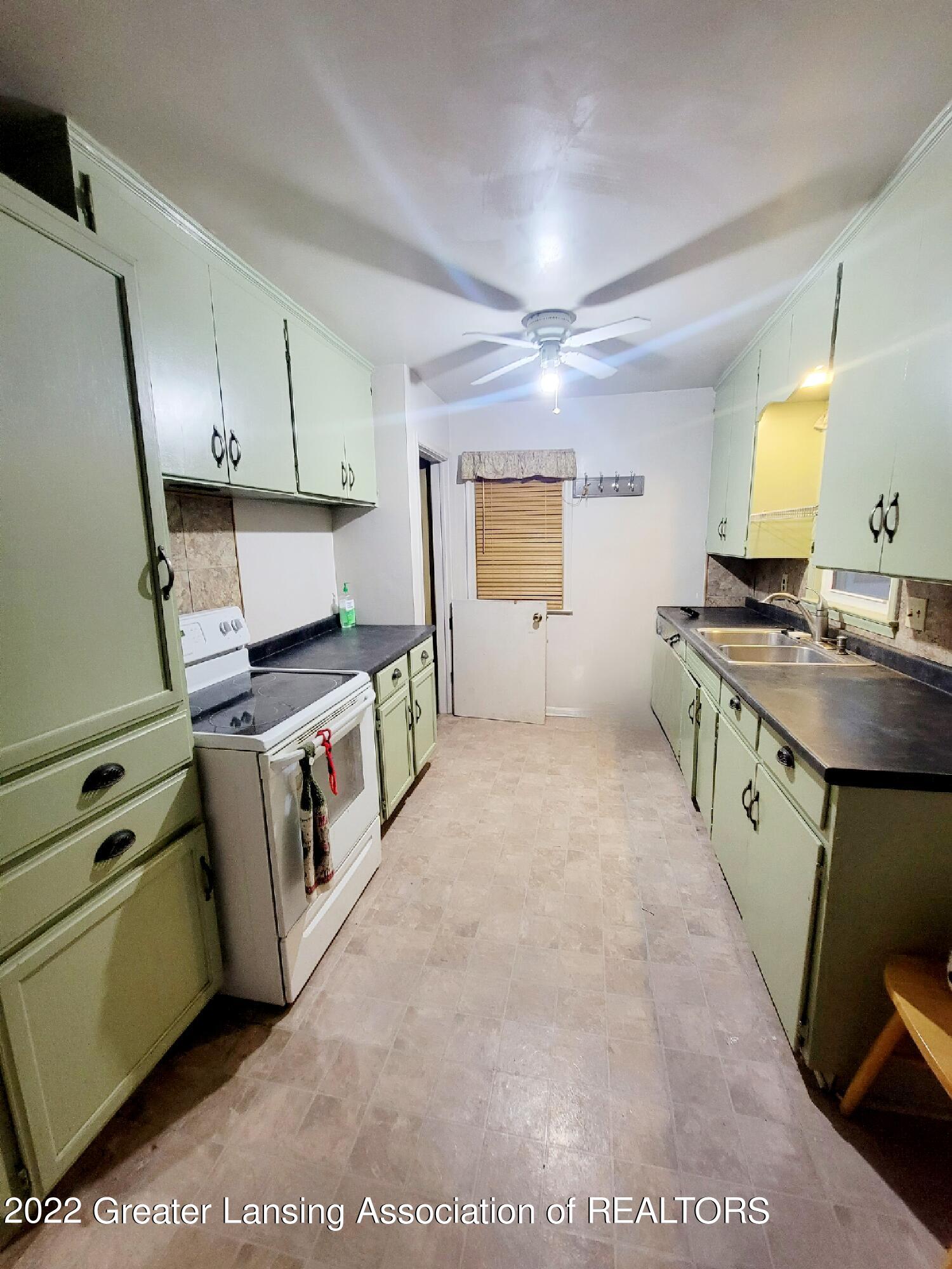 617 West Holmes Road Lansing, MI 48910 - Photo 5 of 40 20230103_170609