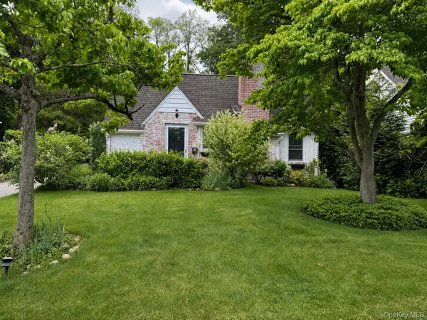 $649,000 | 18 Cedar Drive, Huntington, NY 11743