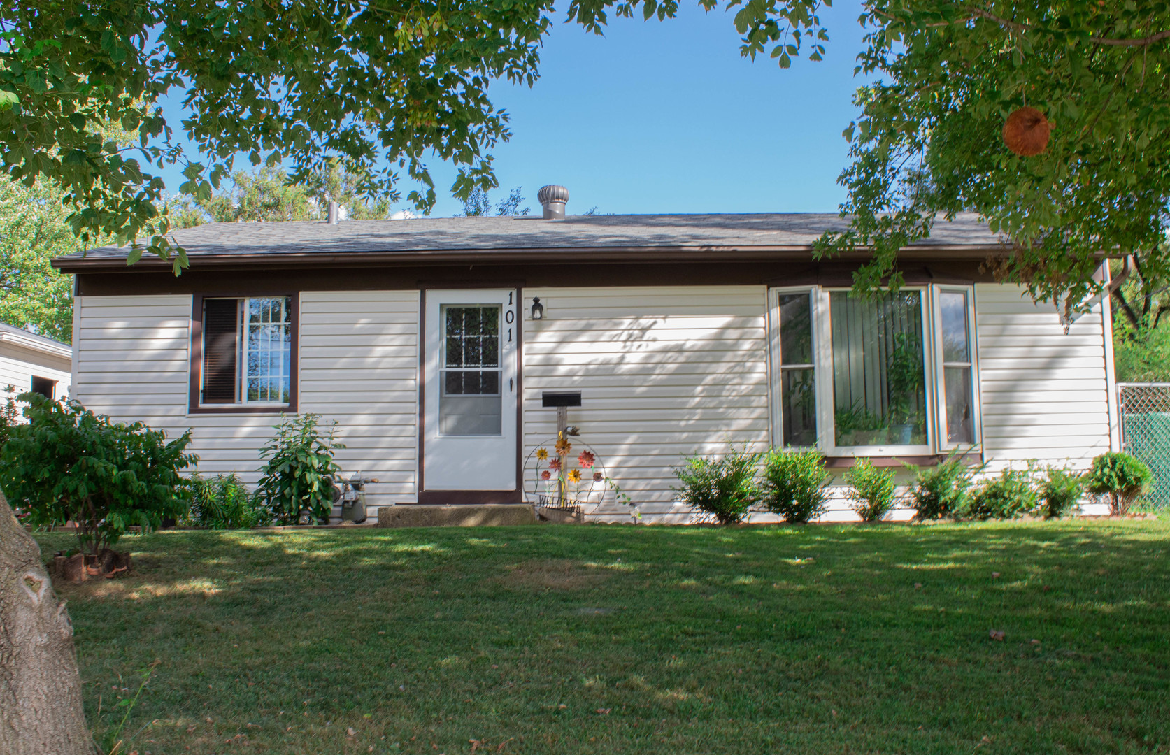 101 Siesta Road Carpentersville, IL 60110 - Photo 1 of 8