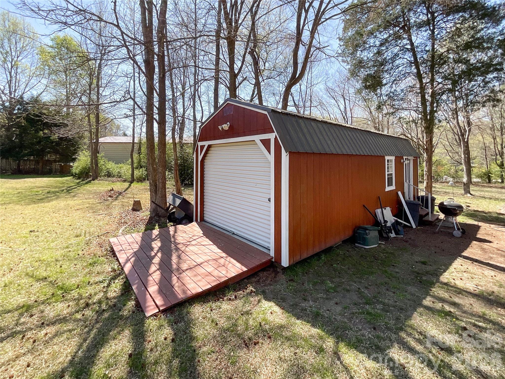 7706 Davis Road Waxhaw, NC 28173 - Photo 33 of 45 a view of a backyard with a large tree