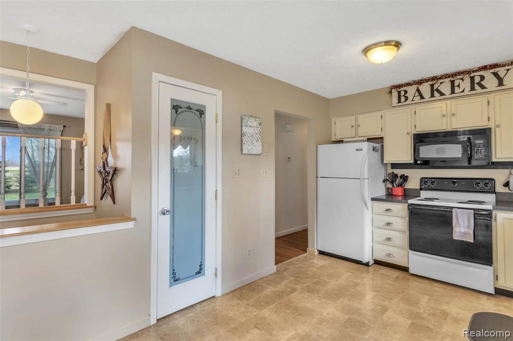2910 East Cohoctah Road Howell, MI 48855 - Photo 10 of 35