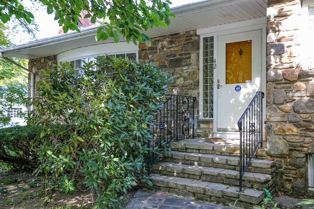 42 Ellis Drive Worcester, MA 01609 - Photo 2 of 29