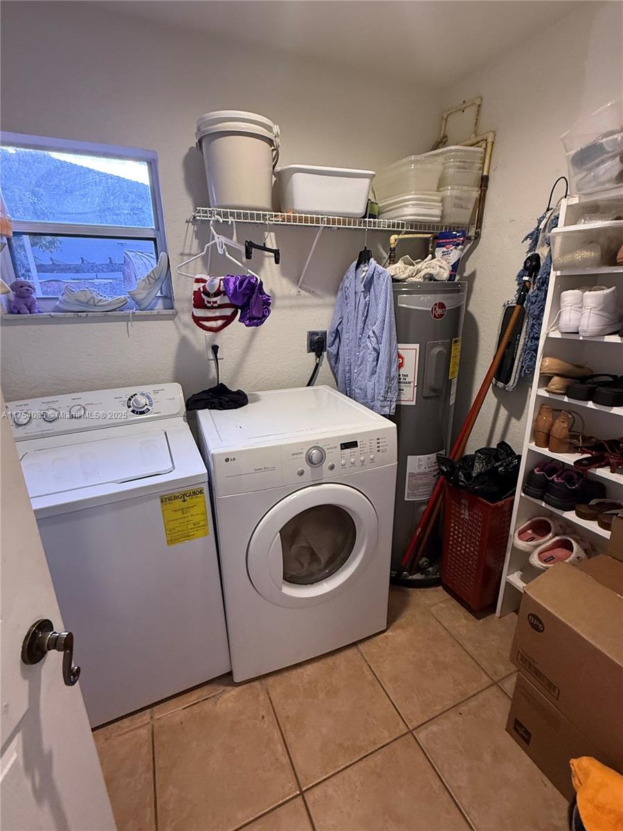 16618 Southwest 68th Terrace Miami, FL 33193 - Photo 30 of 34 a utility room with dryer and washer