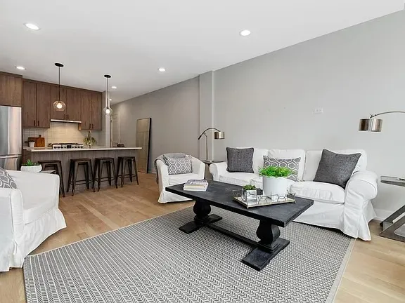 $4,250 | 3208 North Southport Avenue, Unit 307, Chicago, IL 60657