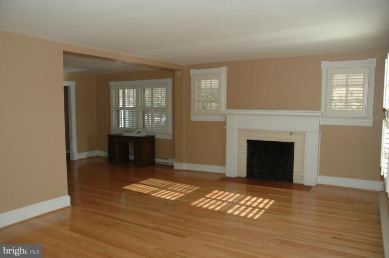 8900 Old Courthouse Road Vienna, VA 22182 - Photo 13 of 14 Living Room