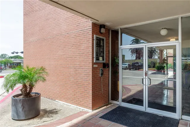 $2,200 | 4302 Ocean Drive, Corpus Christi, TX 78412