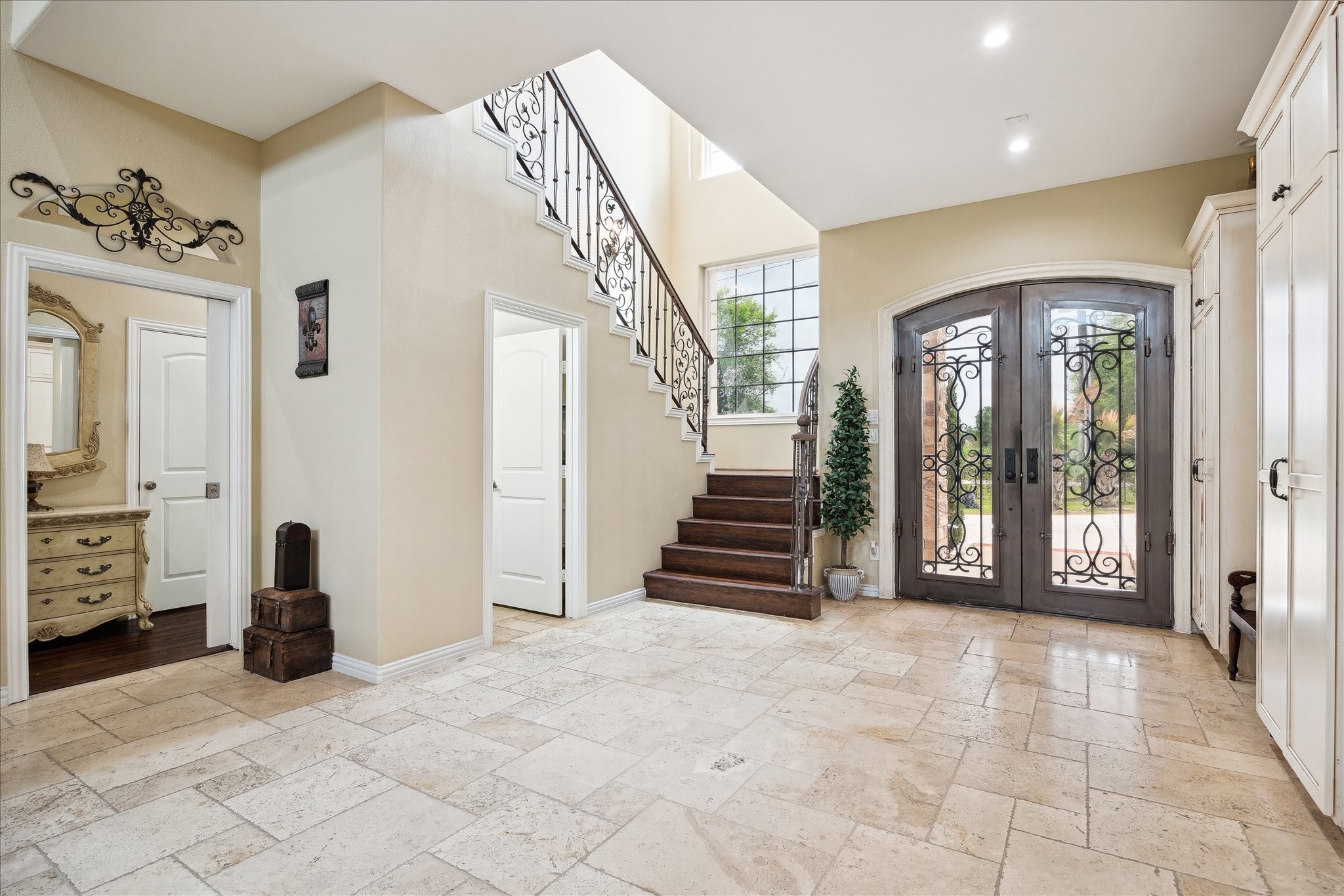 8917 Hawk Road Pearland, TX 77584 - Photo 6 of 33 a view of an entryway with livingroom
