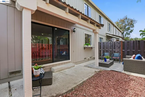 $600,000 | 2 Knoll Court, Hercules, CA 94547
