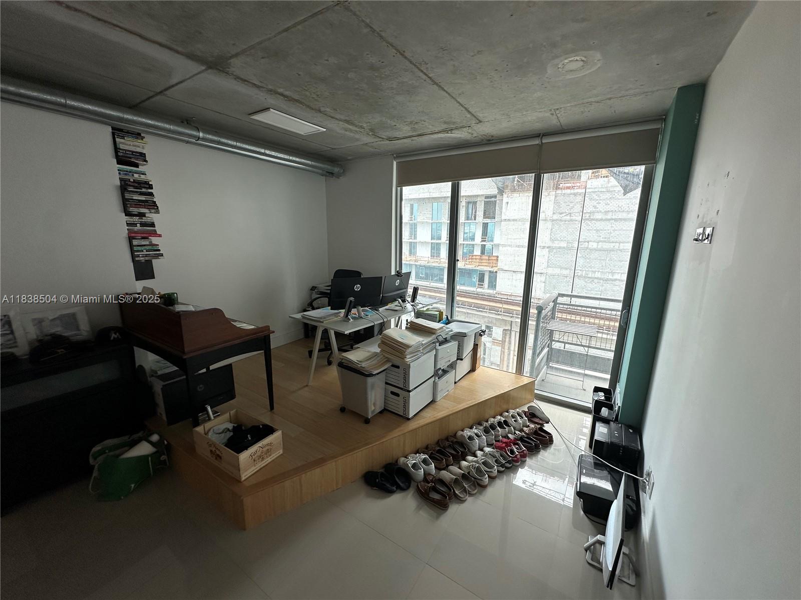 690 Southwest 1st Court, Unit 1010 Miami, FL 33130 - Photo 4 of 11 a room with furniture