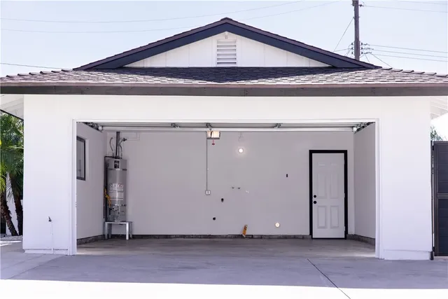 a view of a livingroom with closet