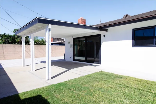a view of a house with backyard and porch