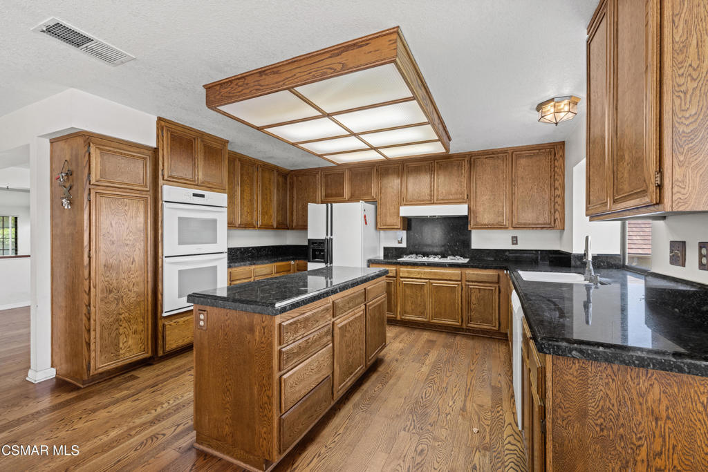 24154 Mentry Drive Newhall, CA 91321 - Photo 8 of 30
