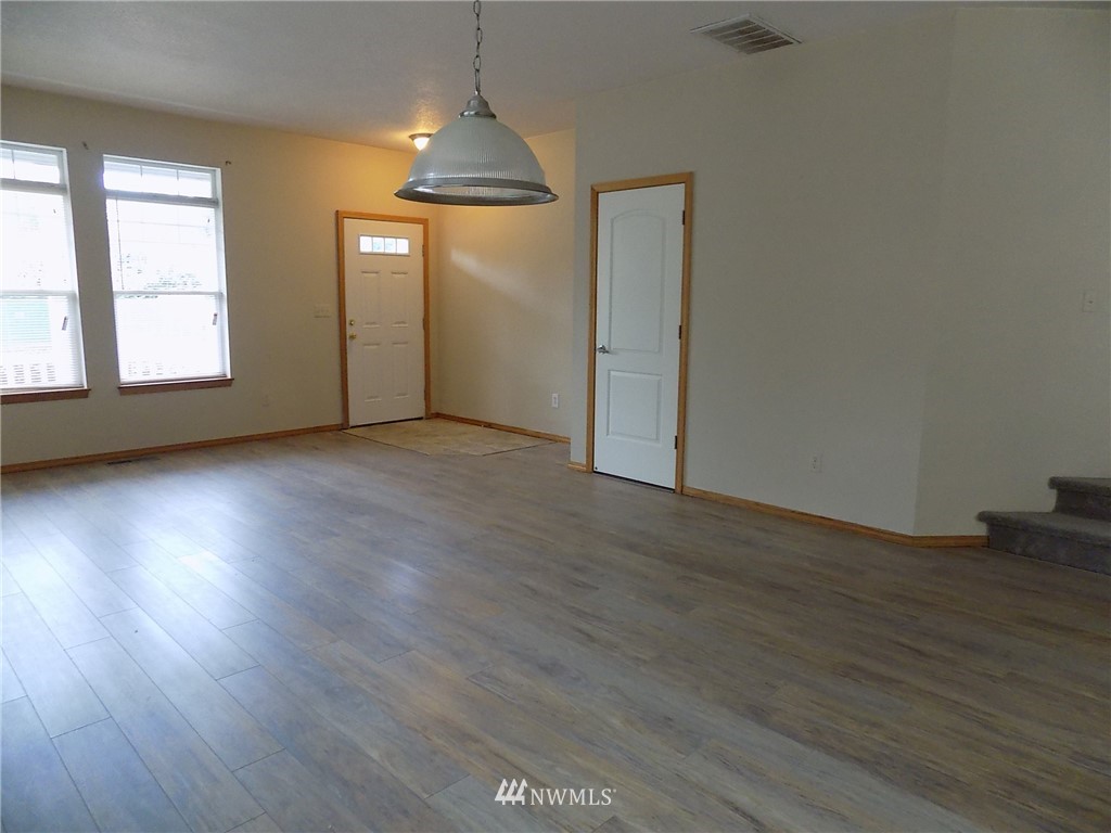 1824 Schneiter Drive Longview, WA 98632 - Photo 2 of 25