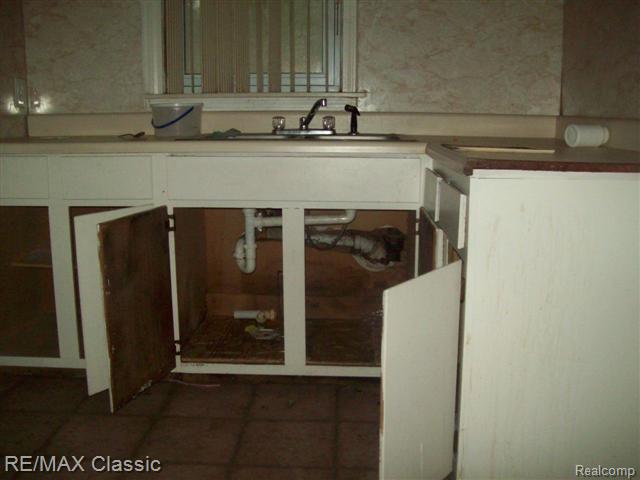 18461 Sunderland Road Detroit, MI 48219 - Photo 7 of 9 KITCHEN