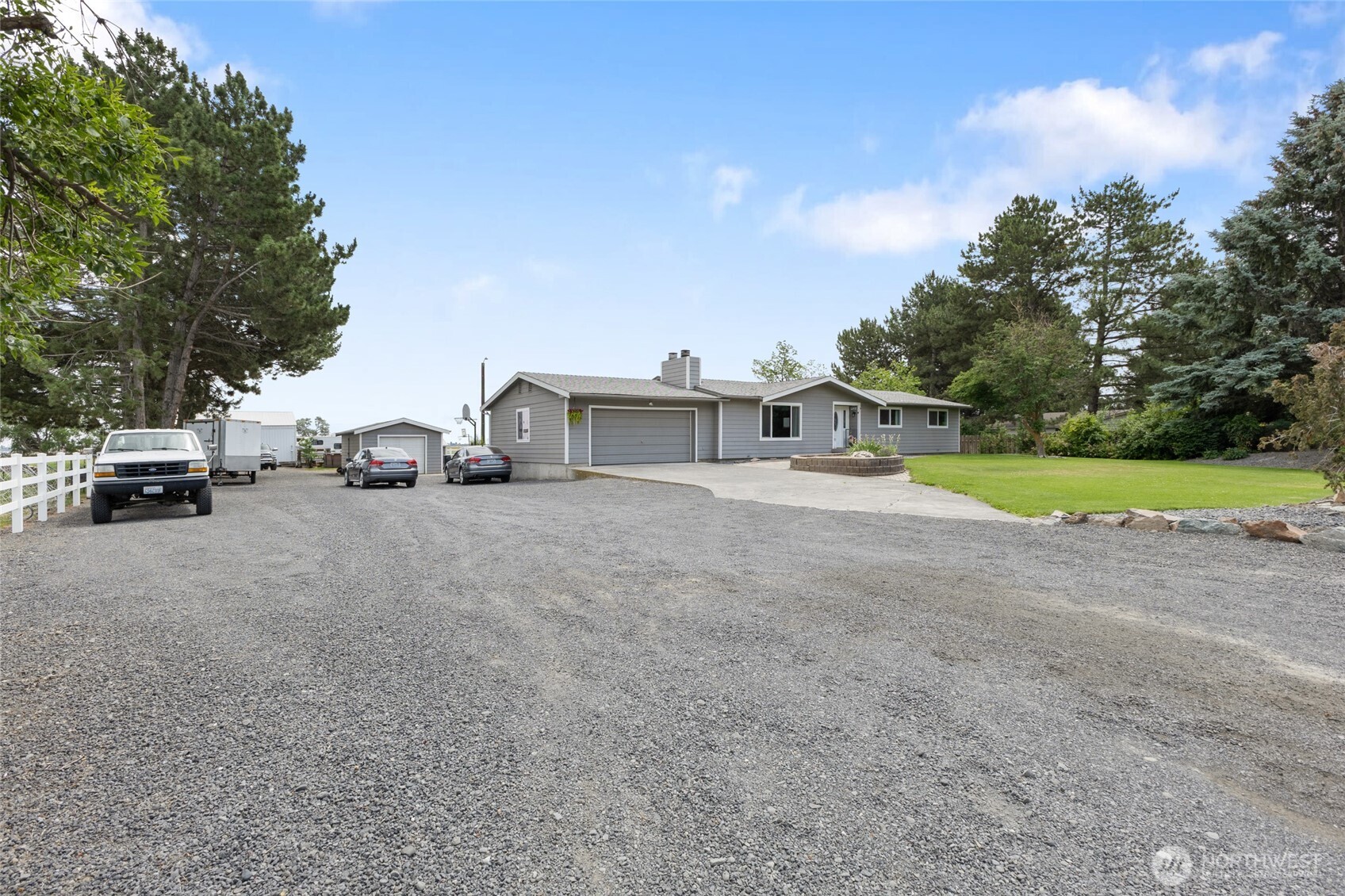 2351 Admiral Road Northeast Moses Lake, WA 98837 - Photo 3 of 39