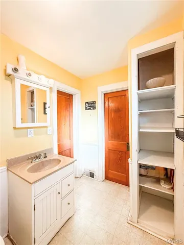 $125,000 | 52 East St Louis Street, Hoyleton, IL 62803