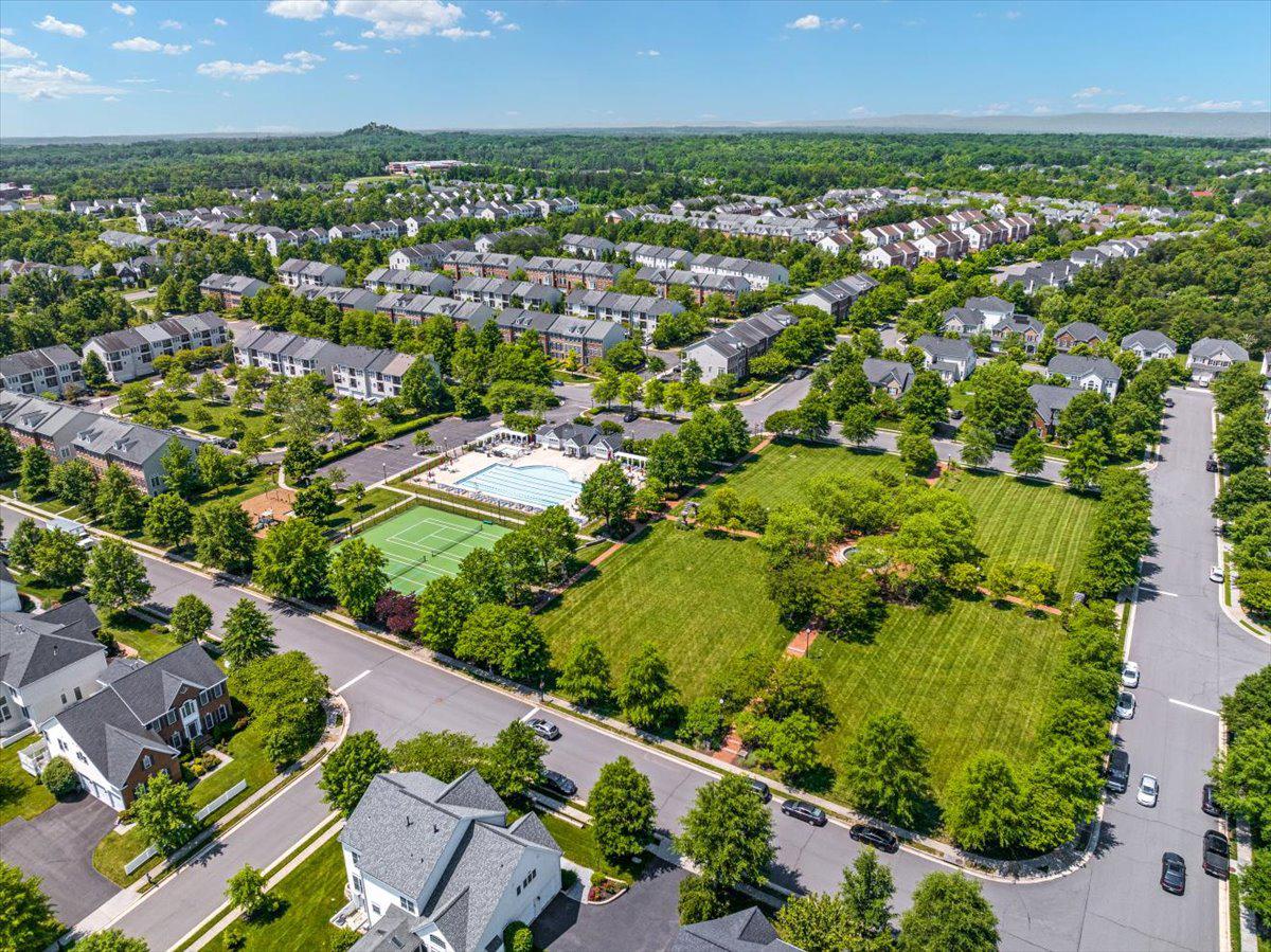 25436 South Riding Boulevard, Unit 2H Chantilly, VA 20152 - Photo 23 of 26 an aerial view of residential houses with outdoor space