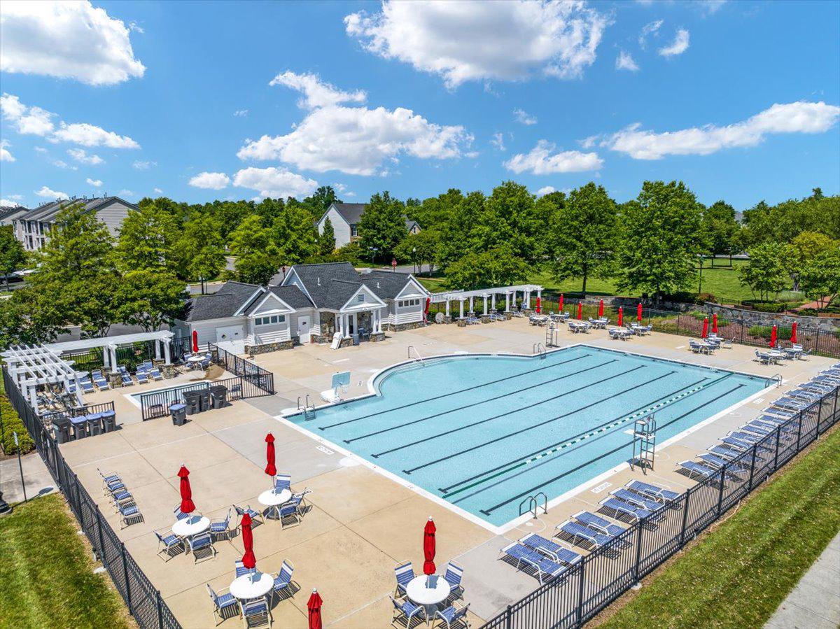 25436 South Riding Boulevard, Unit 2H Chantilly, VA 20152 - Photo 24 of 26 a outdoor view with a sitting space