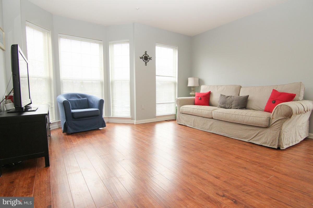 636 Howards Loop Annapolis, MD 21401 - Photo 11 of 29 Living Room