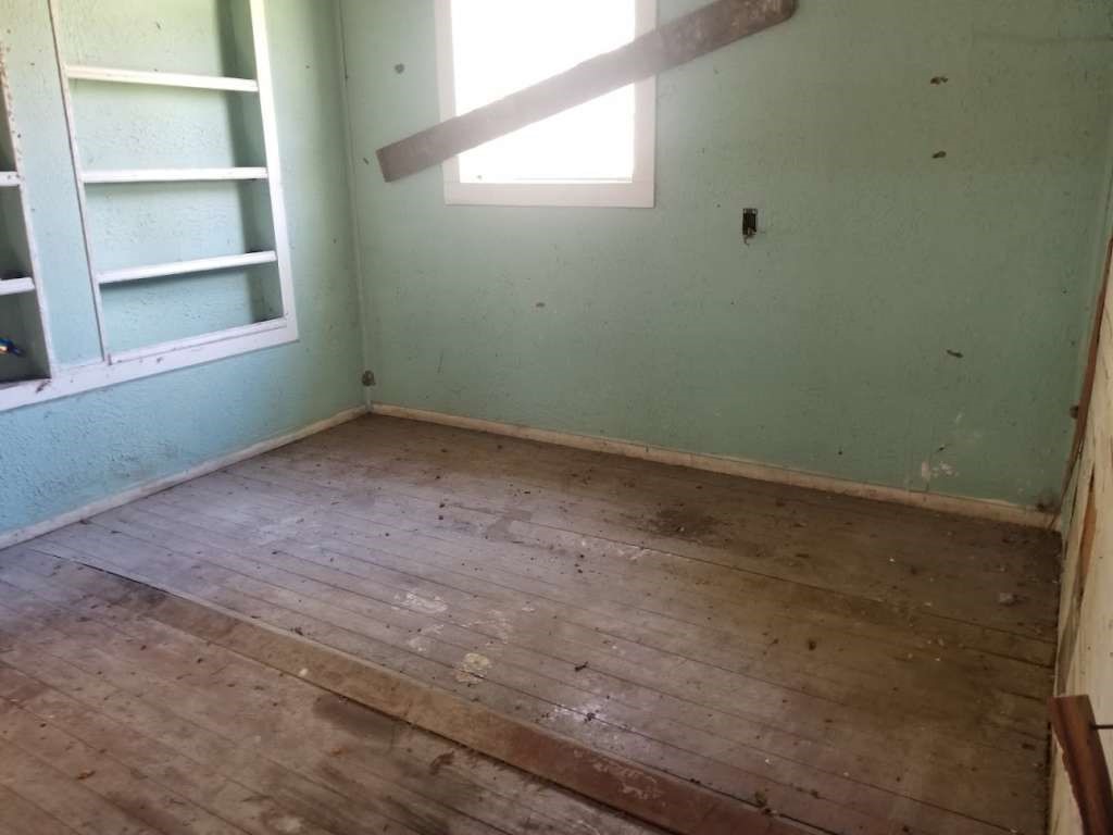 475 County Road 2557 Cleveland, TX 77327 - Photo 4 of 6 an empty room with a window