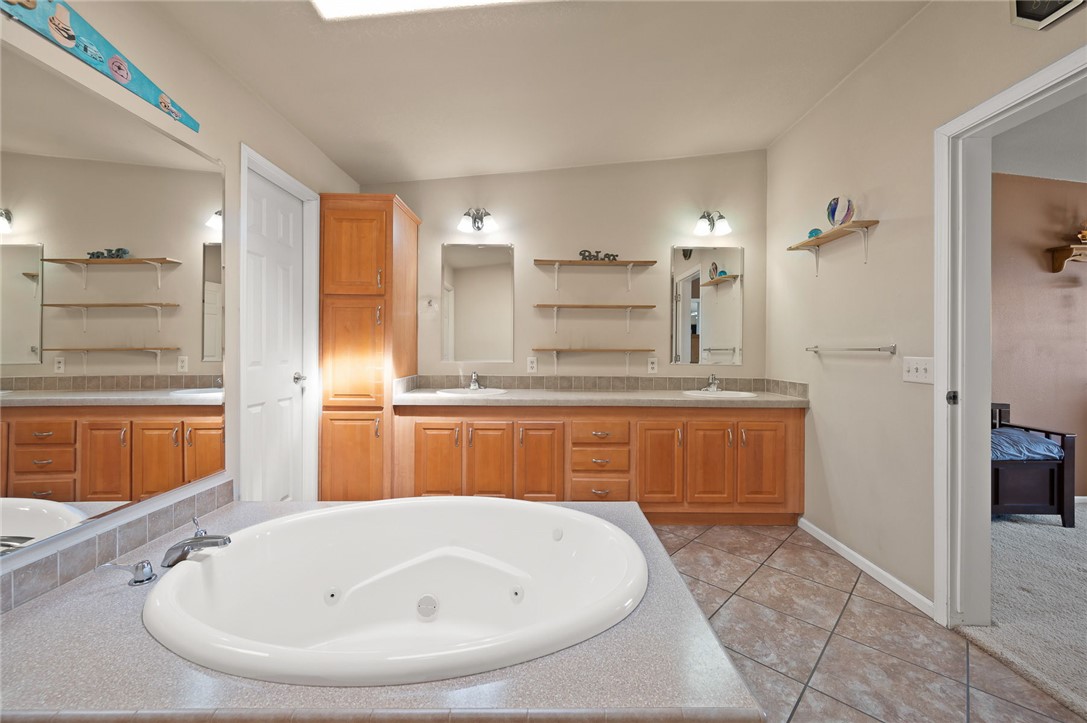 11330 Ali-Chuk Road Yucca, AZ 86438 - Photo 14 of 66 bath, and a tub with jets