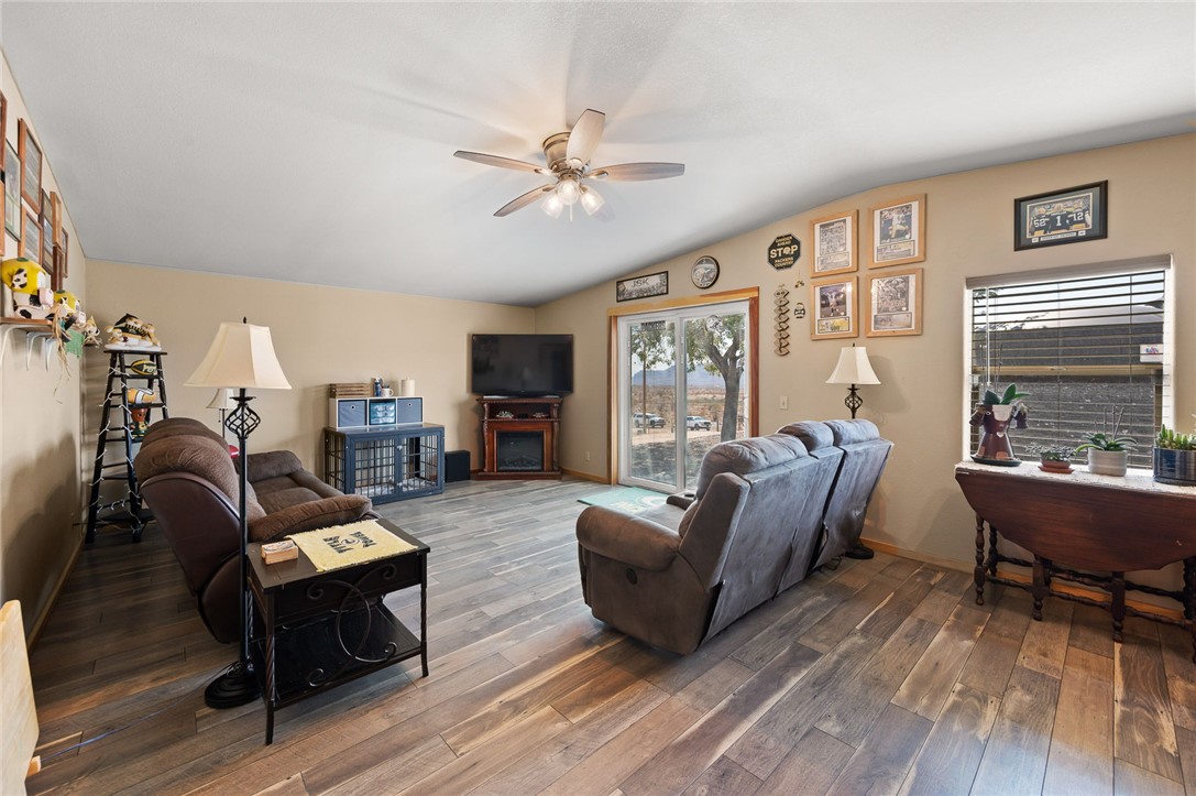 11330 Ali-Chuk Road Yucca, AZ 86438 - Photo 22 of 66 Living Room