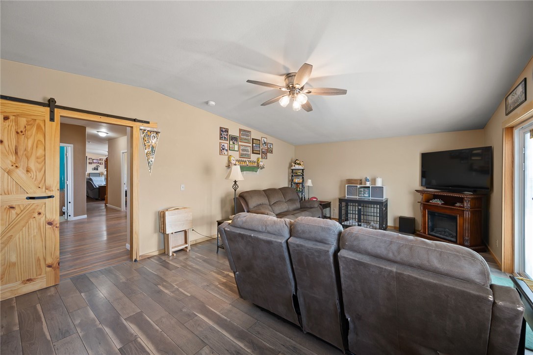 11330 Ali-Chuk Road Yucca, AZ 86438 - Photo 23 of 66 Living Room