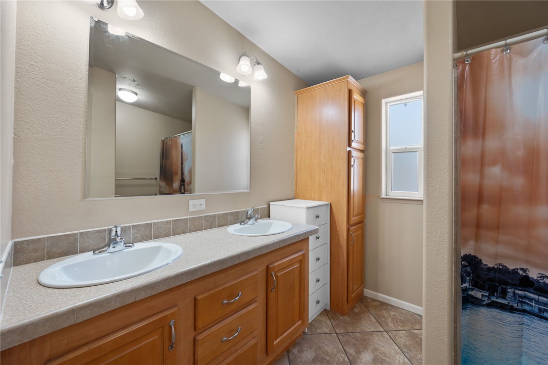 11330 Ali-Chuk Road Yucca, AZ 86438 - Photo 25 of 66 Bathroom