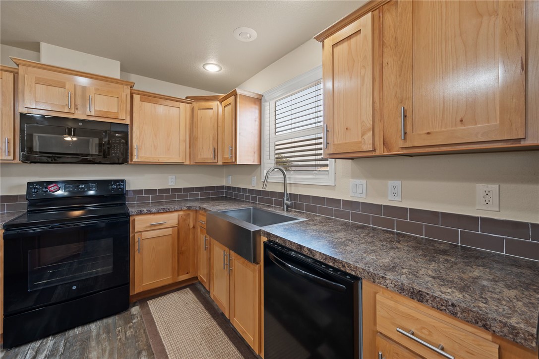 11330 Ali-Chuk Road Yucca, AZ 86438 - Photo 31 of 66 Kitchen