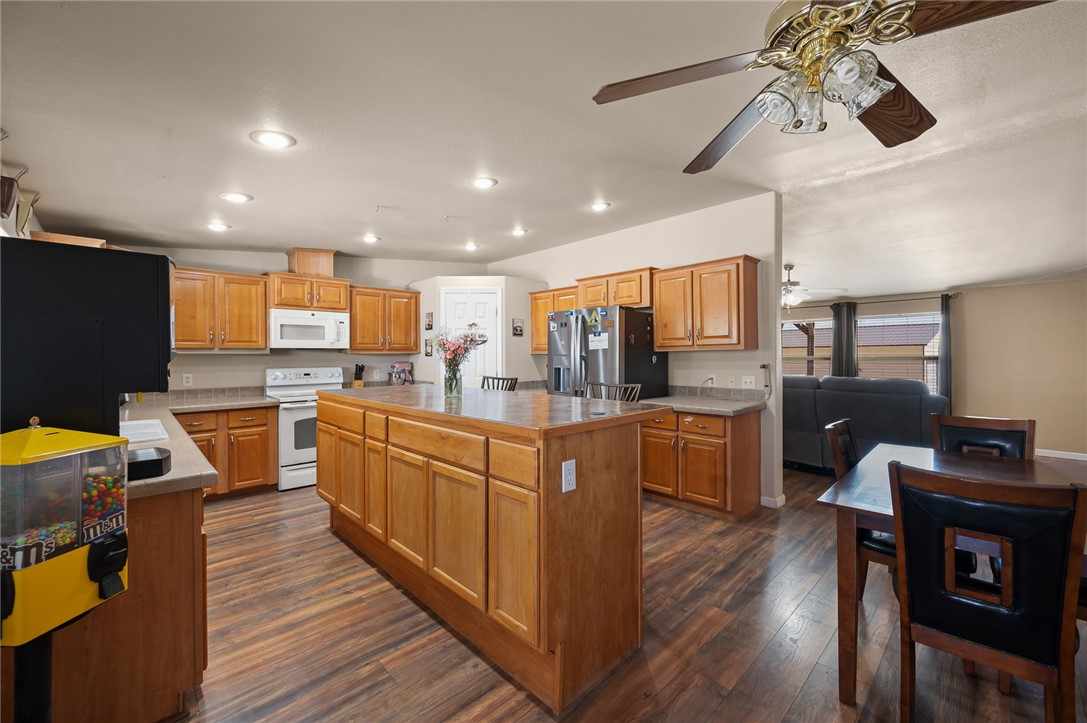 11330 Ali-Chuk Road Yucca, AZ 86438 - Photo 9 of 66 Kitchen