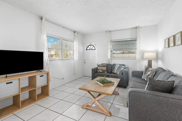 $1,850 | 262 Southeast 9th Avenue, Unit B, Deerfield Beach, FL 33441