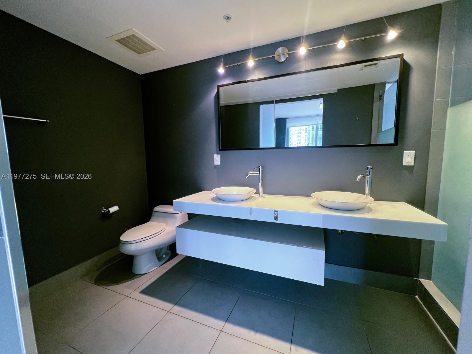 92 Southwest 3rd Street, Unit 1801 Miami, FL 33130 - Photo 16 of 21 Master Bathroom