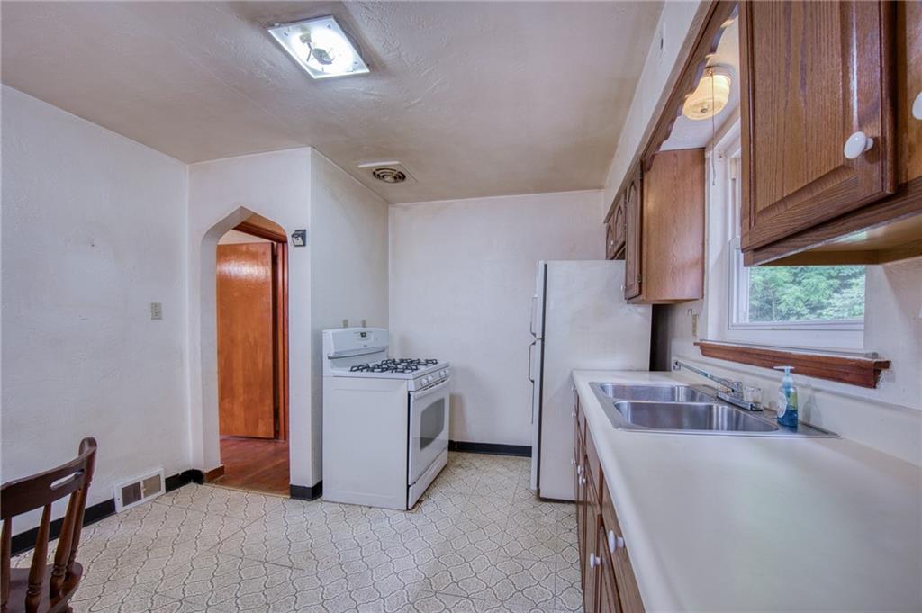 793 Becks Run Road Pittsburgh, PA 15210 - Photo 8 of 33