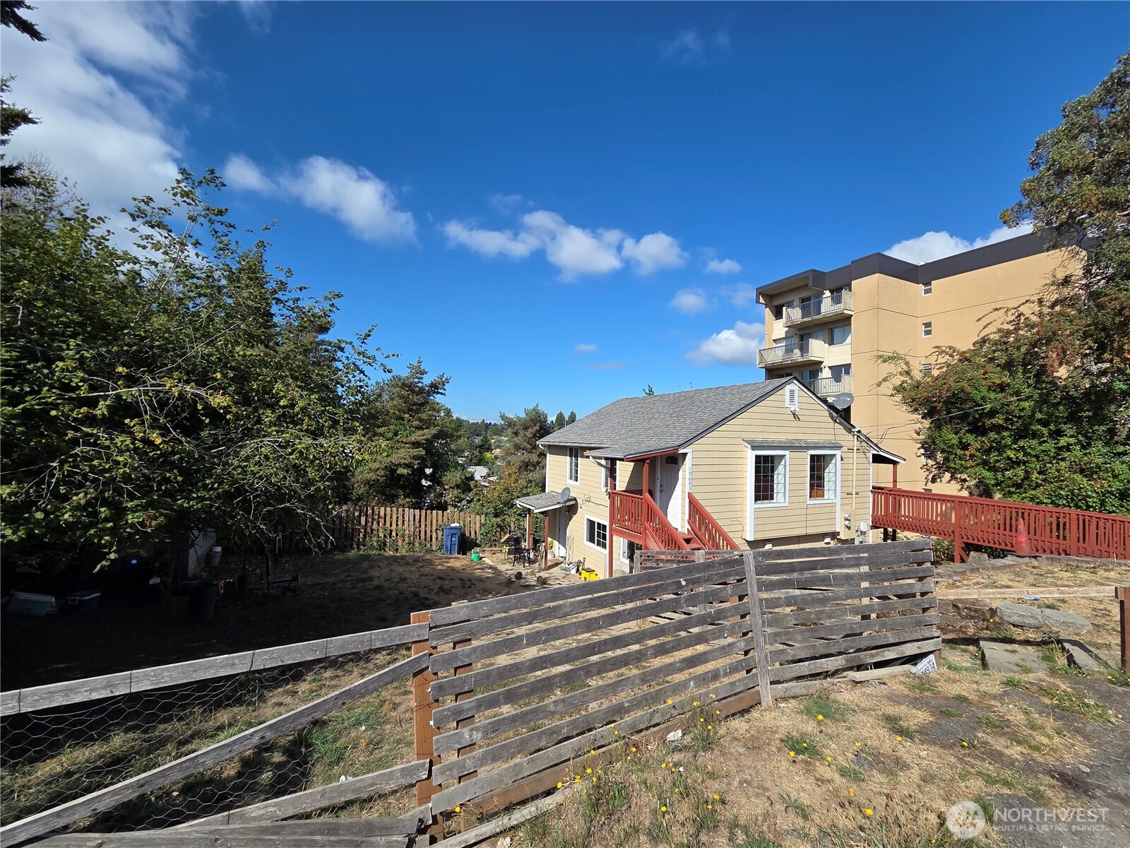 a view of a house with a yard
