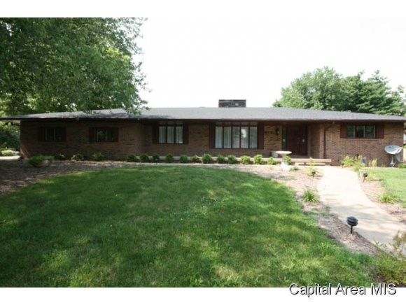 915 Hillcrest Road Rochester, IL 62563 - Photo 1 of 12