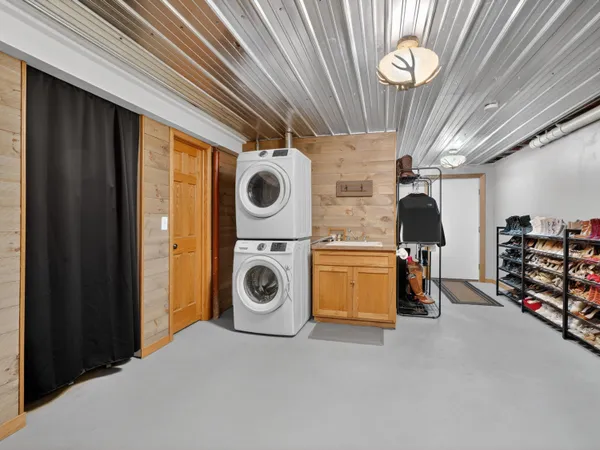 $829,000 | 837 East Whitetail Drive, Midland, MI 48640