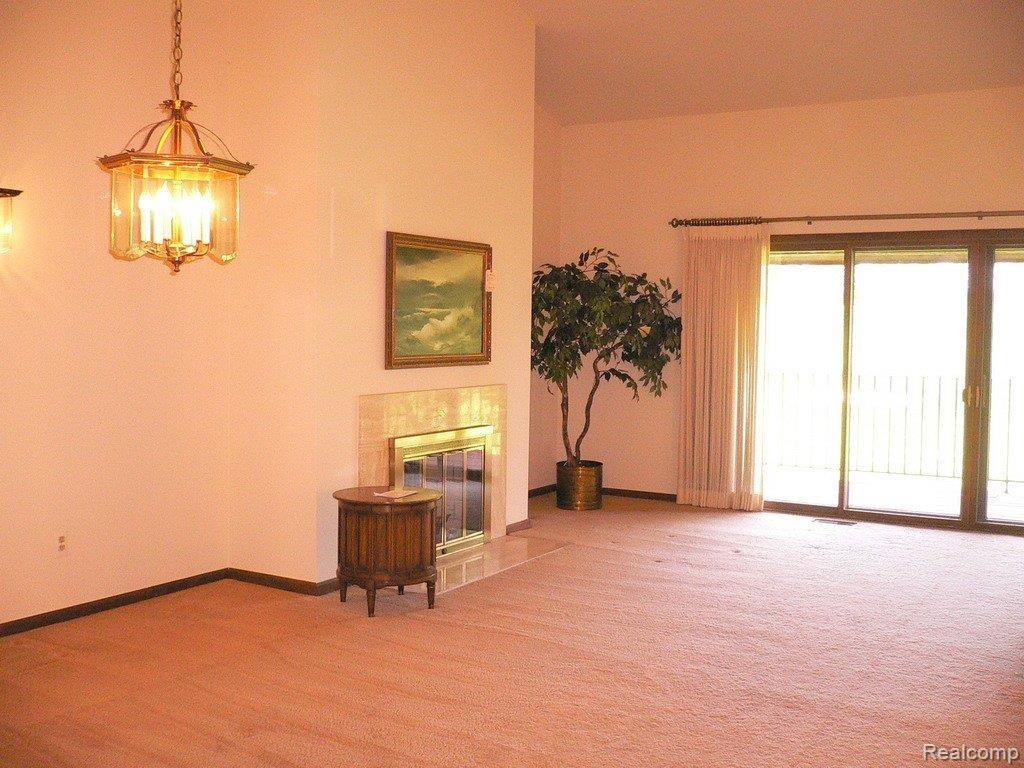 940 GreenView Court, Unit 29 Rochester, MI 48307 - Photo 4 of 25 Living Room