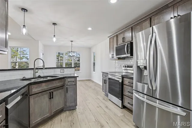 $369,900 | 513 Hamilton Drive, De Soto, MO 63020