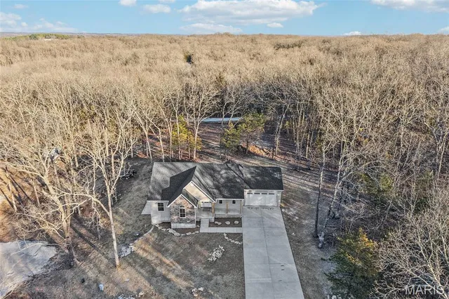 $369,900 | 513 Hamilton Drive, De Soto, MO 63020